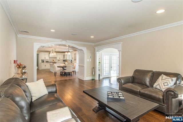 721 Somerset Street, Franklin Lakes, NJ 07417