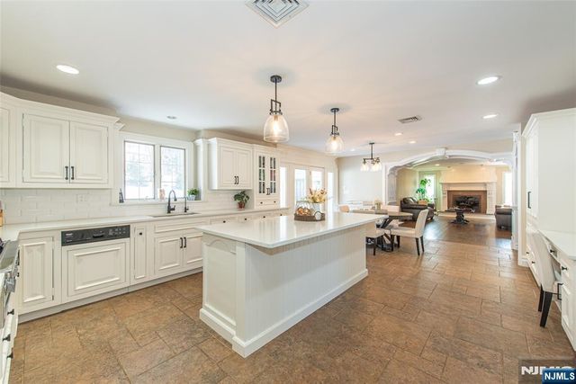 721 Somerset Street, Franklin Lakes, NJ 07417