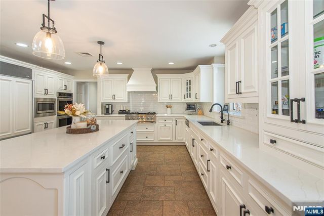 721 Somerset Street, Franklin Lakes, NJ 07417