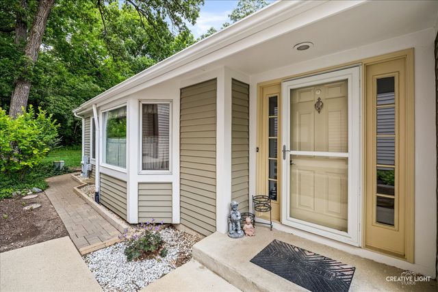 17 White Oak Lane, Elgin, IL 60123