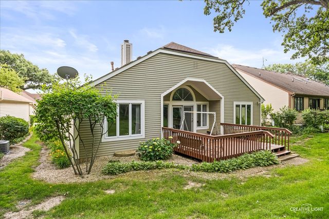 17 White Oak Lane, Elgin, IL 60123