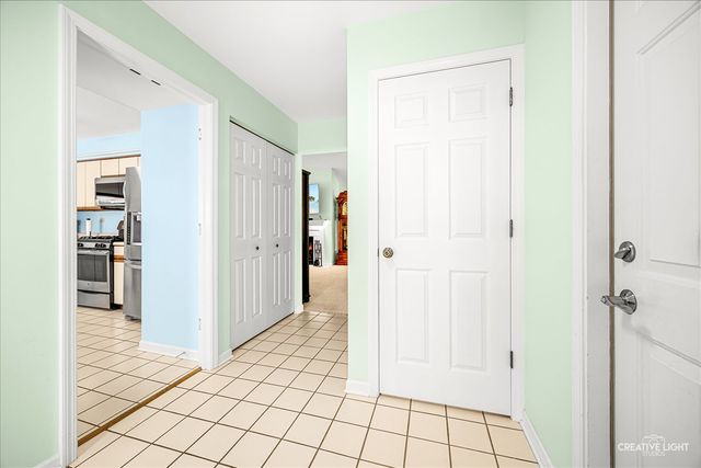 17 White Oak Lane, Elgin, IL 60123