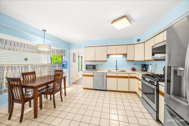 17 White Oak Lane, Elgin, IL 60123