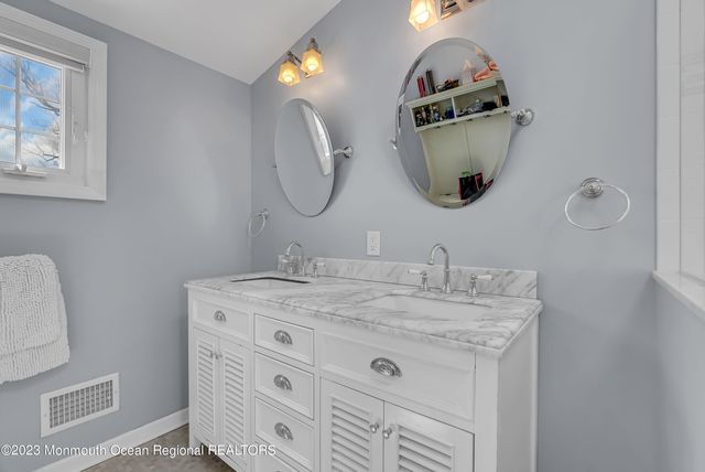 522 W Lincoln Avenue, Oakhurst, NJ 07755