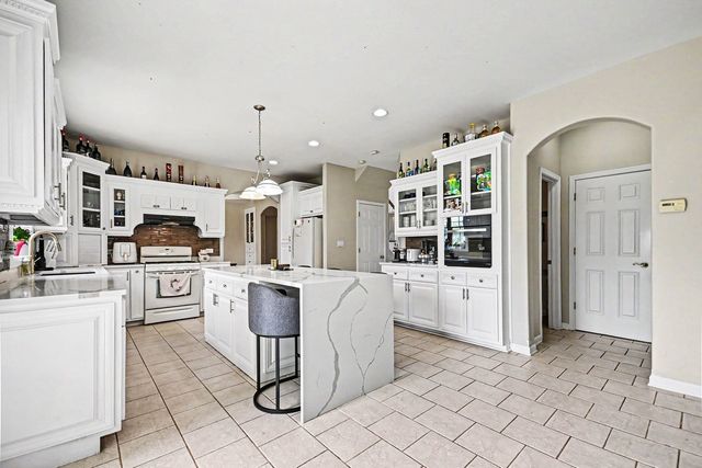 19057 S Saddlebrook Drive, Shorewood, IL 60404