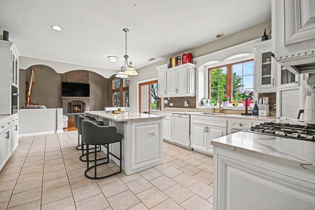 19057 S Saddlebrook Drive, Shorewood, IL 60404