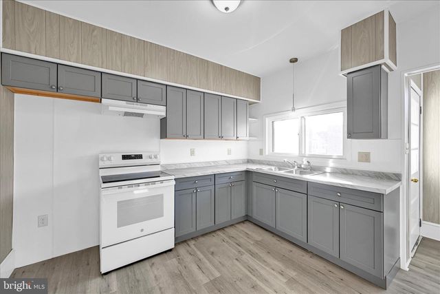 8 N WOLFE ST, Pottsville, PA 17901