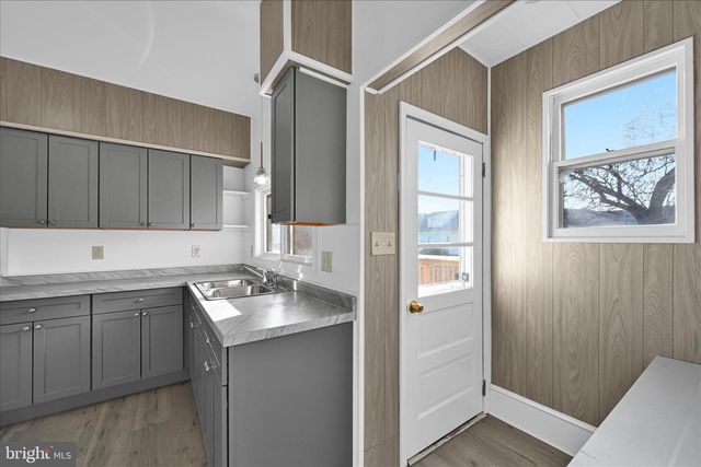 8 N WOLFE ST, Pottsville, PA 17901