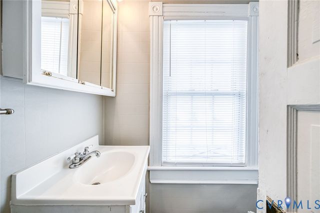 201 Suffolk Ave, Colonial Heights, VA 23834