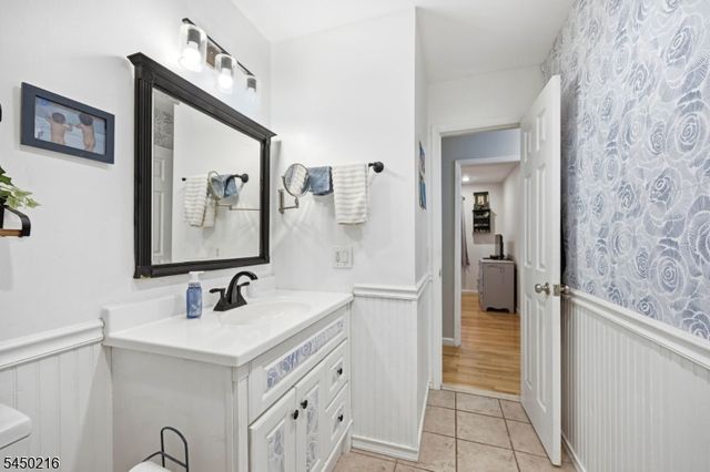 4 Park Pl, Pompton Lakes Boro, NJ 07442
