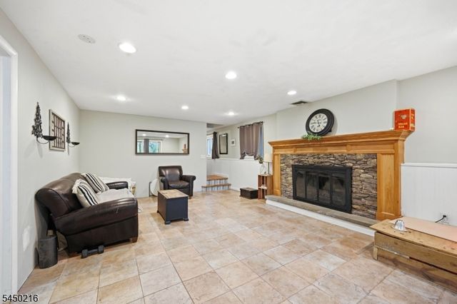 4 Park Pl, Pompton Lakes Boro, NJ 07442