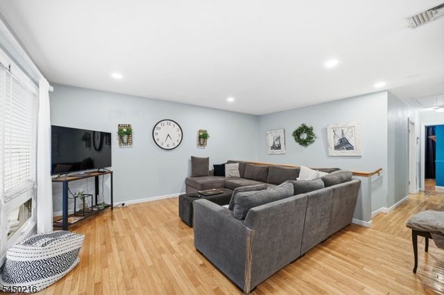 4 Park Pl, Pompton Lakes Boro, NJ 07442