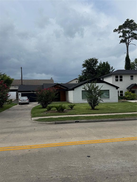 10042 Westview Drive, Houston, TX 77055
