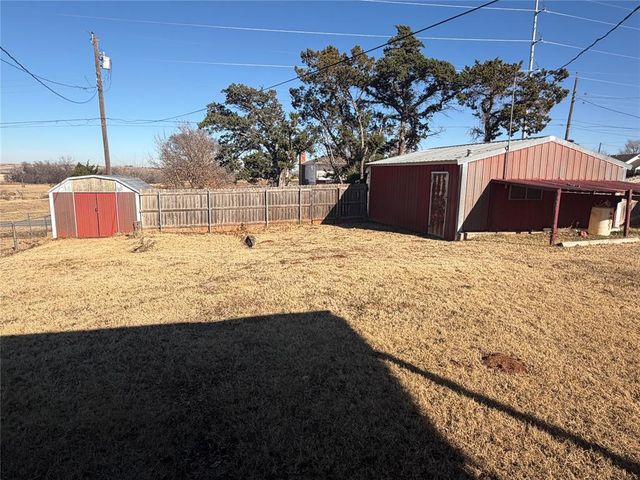 1125 Blackstone Avenue, Clinton, OK 73601