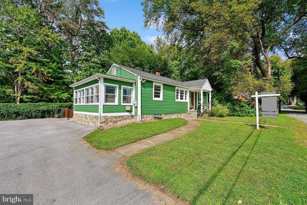 8810 HAWKINS LN, Chevy Chase, MD 20815