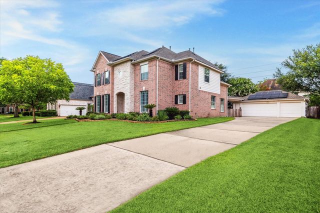 1611 Hill Spring Drive, Sugar Land, TX 77479
