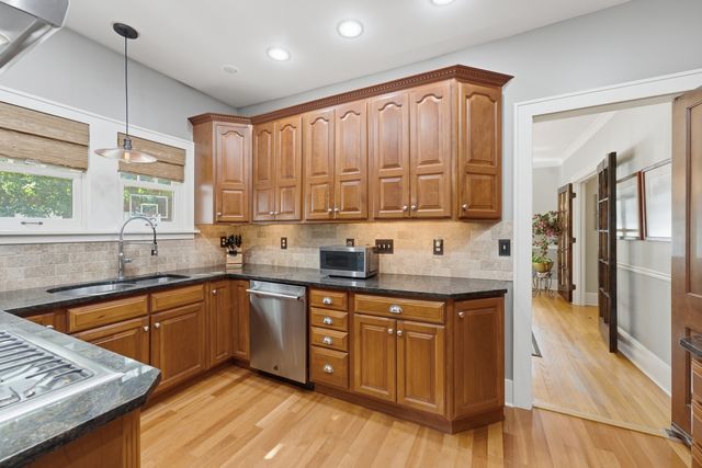 933 22nd Street, Moline, IL 61265