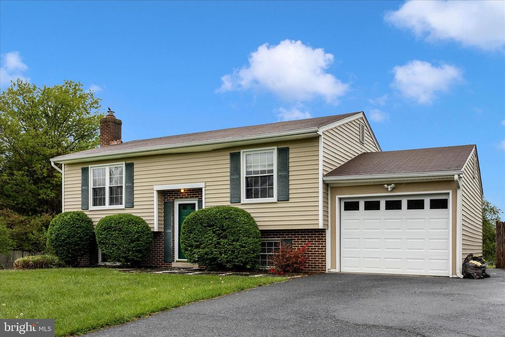 Image 1 of property listing at 11005 HORSESHOE DR, Frederick, MD 21701