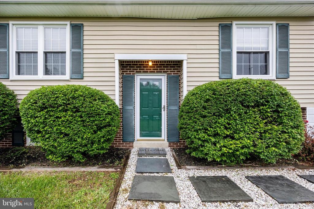 Image 2 of property listing at 11005 HORSESHOE DR, Frederick, MD 21701