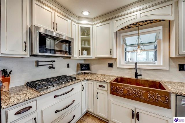 135 Meadowlake Drive, Radcliff, KY 40160