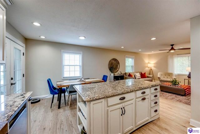135 Meadowlake Drive, Radcliff, KY 40160