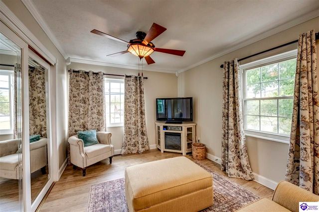 135 Meadowlake Drive, Radcliff, KY 40160