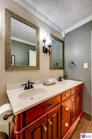 135 Meadowlake Drive, Radcliff, KY 40160