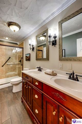 135 Meadowlake Drive, Radcliff, KY 40160