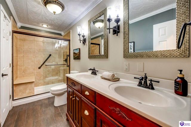 135 Meadowlake Drive, Radcliff, KY 40160