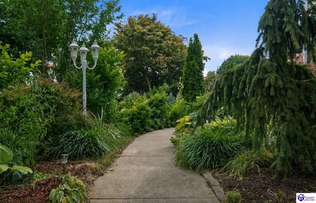 135 Meadowlake Drive, Radcliff, KY 40160