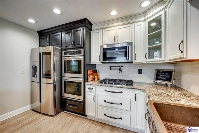 135 Meadowlake Drive, Radcliff, KY 40160