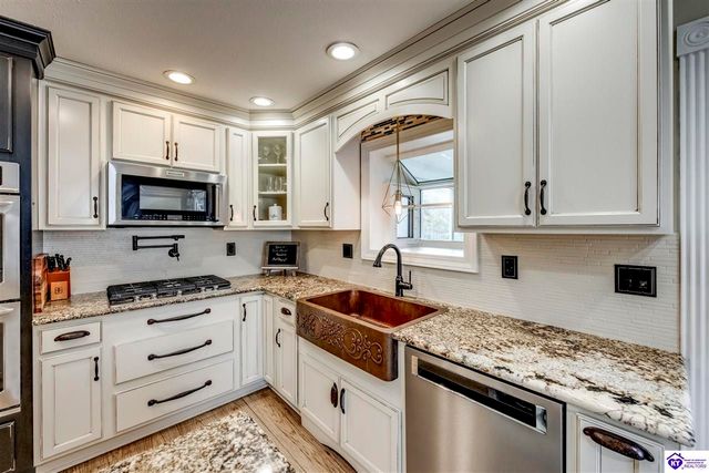 135 Meadowlake Drive, Radcliff, KY 40160