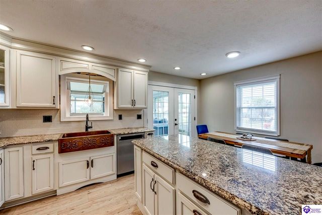 135 Meadowlake Drive, Radcliff, KY 40160