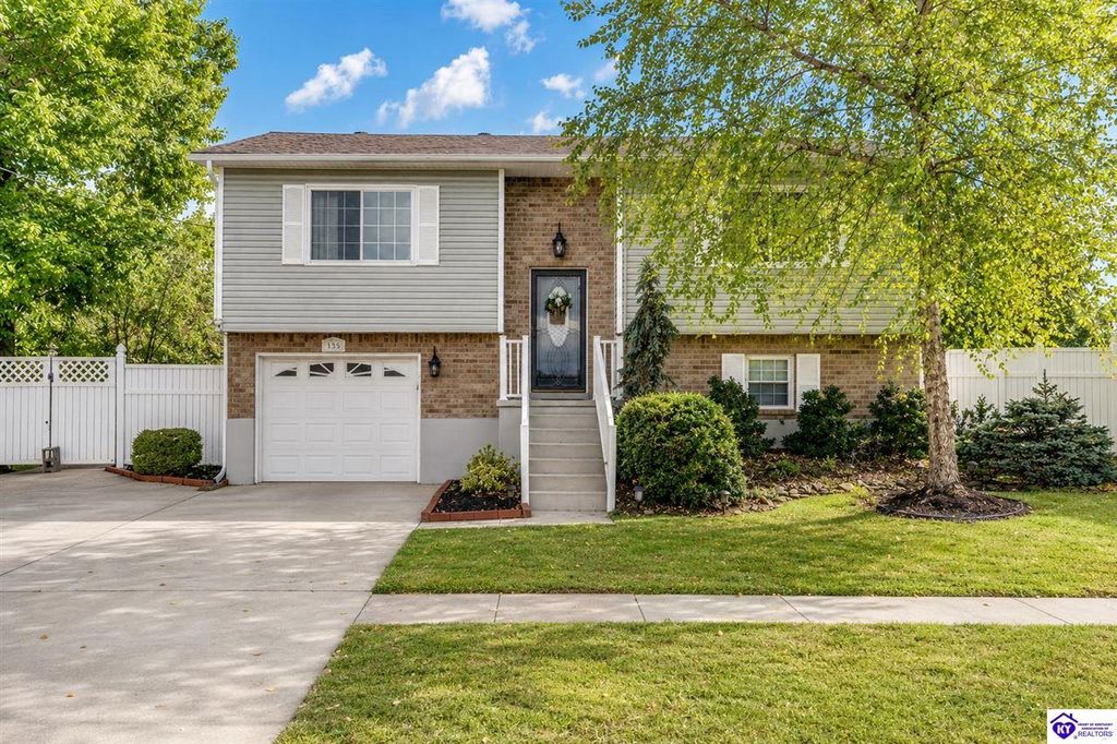 135 Meadowlake Drive, Radcliff, KY 40160