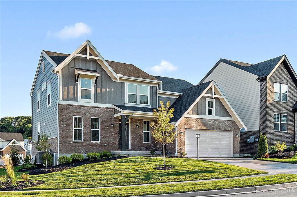2587 Golden Leaf Drive, Beavercreek, OH 45431