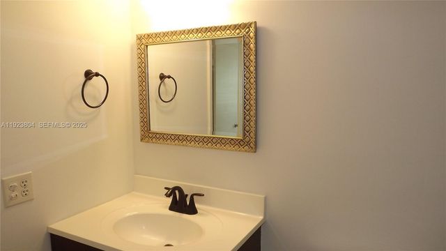 901 SW 128th Ter 103A, Pembroke Pines, FL 33027