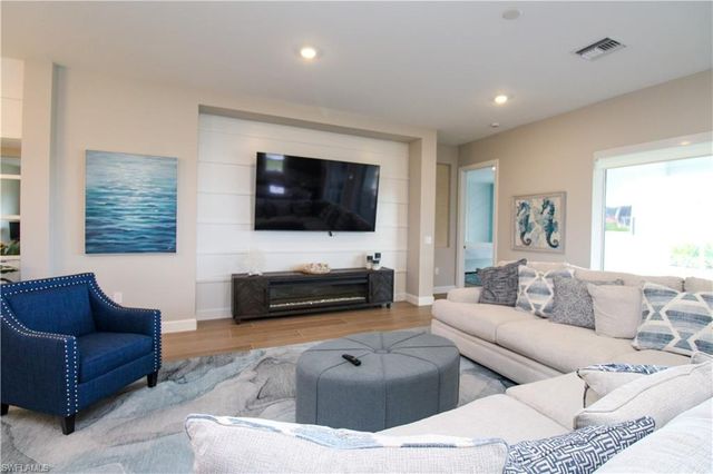 15765 Cortina ST, Naples, FL 34114