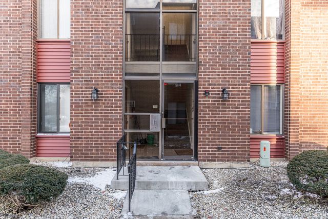 15818 TERRACE Drive R3, Oak Forest, IL 60452