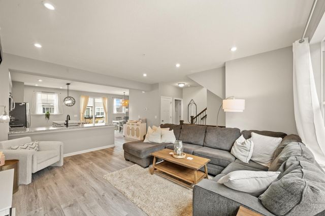 799 Roselyn Drive, Victoria, MN 55386