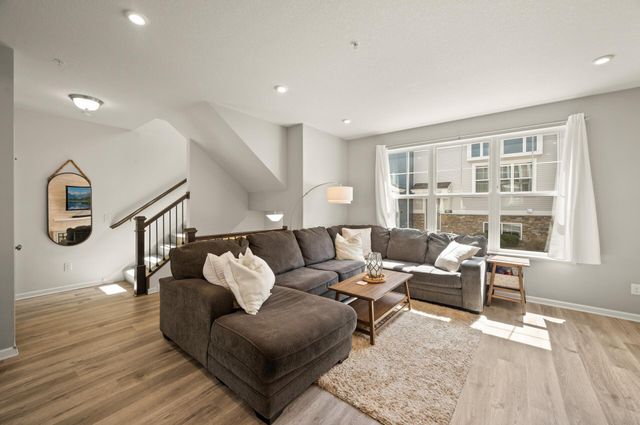 799 Roselyn Drive, Victoria, MN 55386