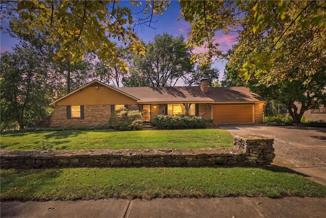 617 Brush Creek Boulevard, Kansas City, MO 64110