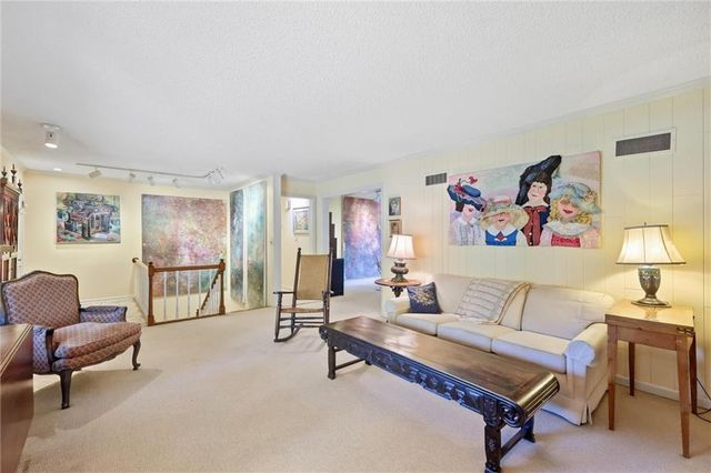 617 Brush Creek Boulevard, Kansas City, MO 64110