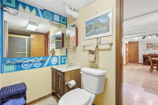 617 Brush Creek Boulevard, Kansas City, MO 64110