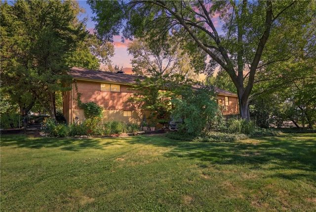617 Brush Creek Boulevard, Kansas City, MO 64110