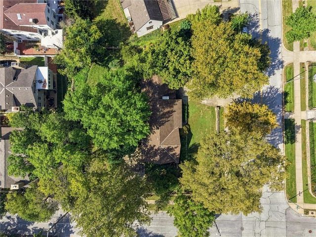 617 Brush Creek Boulevard, Kansas City, MO 64110