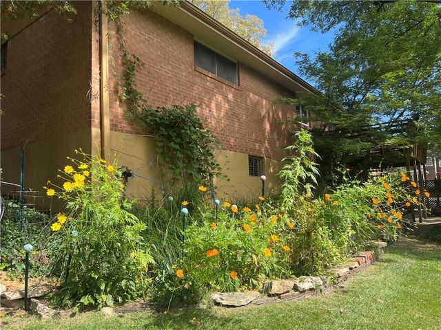 617 Brush Creek Boulevard, Kansas City, MO 64110