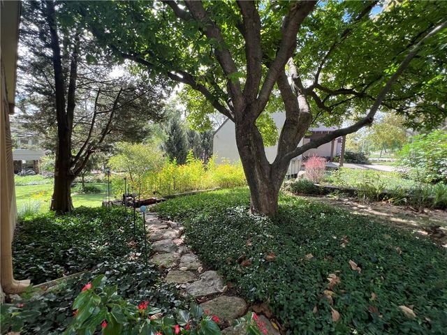 617 Brush Creek Boulevard, Kansas City, MO 64110