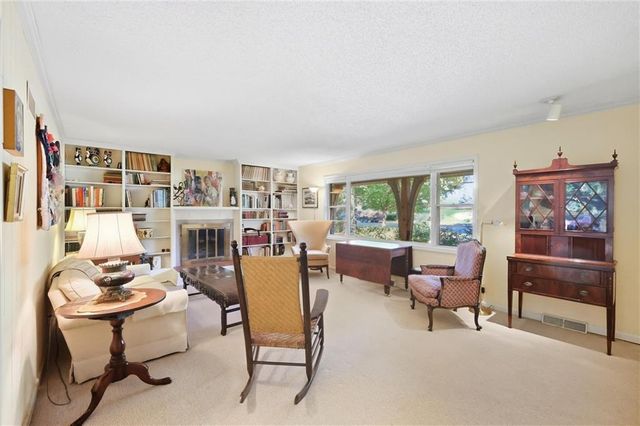617 Brush Creek Boulevard, Kansas City, MO 64110