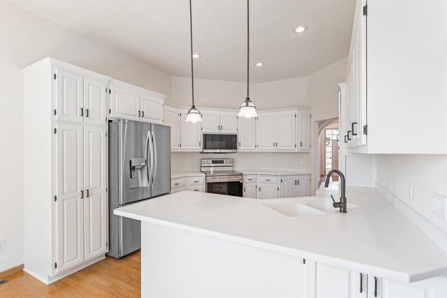 10471 Spyglass Drive, Eden Prairie, MN 55347