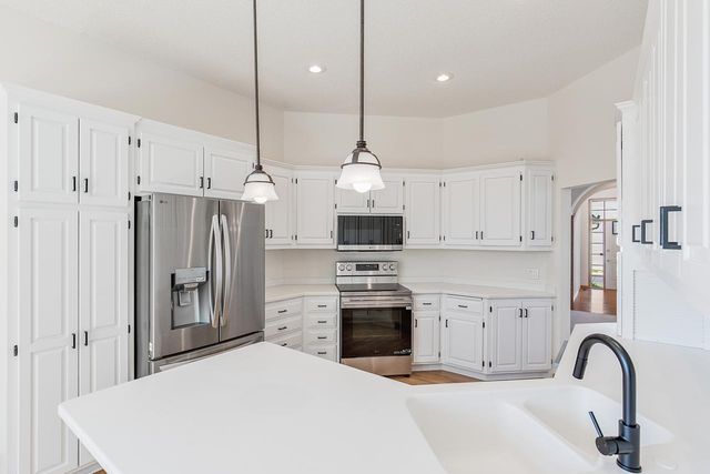10471 Spyglass Drive, Eden Prairie, MN 55347